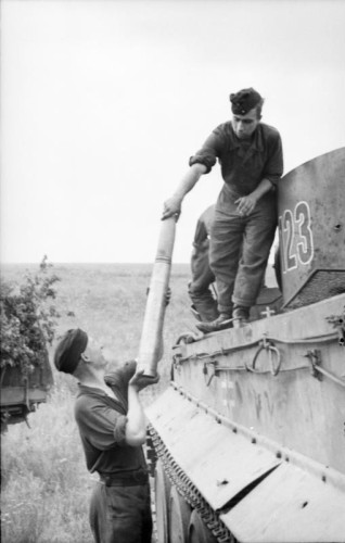 Bundesarchiv_Bild_101I-022-2948-24_Russland_Panzer_VI_Tiger_I_Munition.jpg