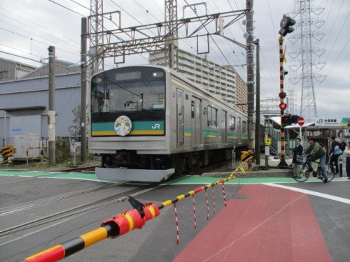 小田栄駅を出る列車