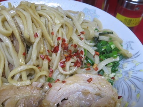 20150427_ラーメン二郎西台駅前店_小豚の油そば（醤油）麺、豚、絶対開けるな.JPG