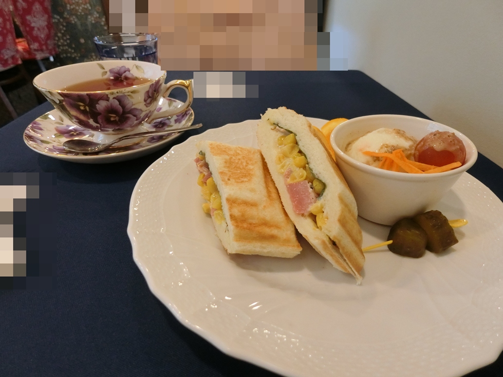 珈琲貴族　週替わりランチ　オクラ・コーン・ベーコン・青じそのホットサンド＆ホットティー.JPG