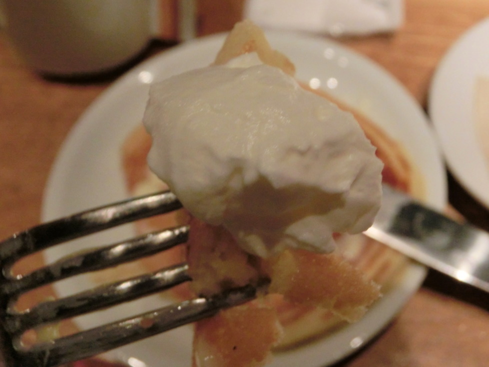ｃｒｉｓｓｃｒｏｓｓ　クラッシックバターミルクパンケーキ　アップ／Ｗ　ホイップクリーム.jpg