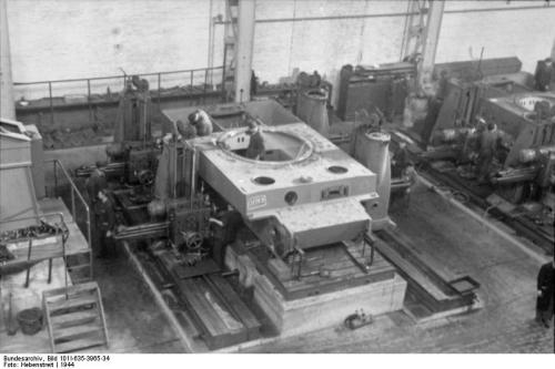 Bundesarchiv_Bild_101I-635-3965-34,_Panzerfabrik_in_Deutschland.jpg