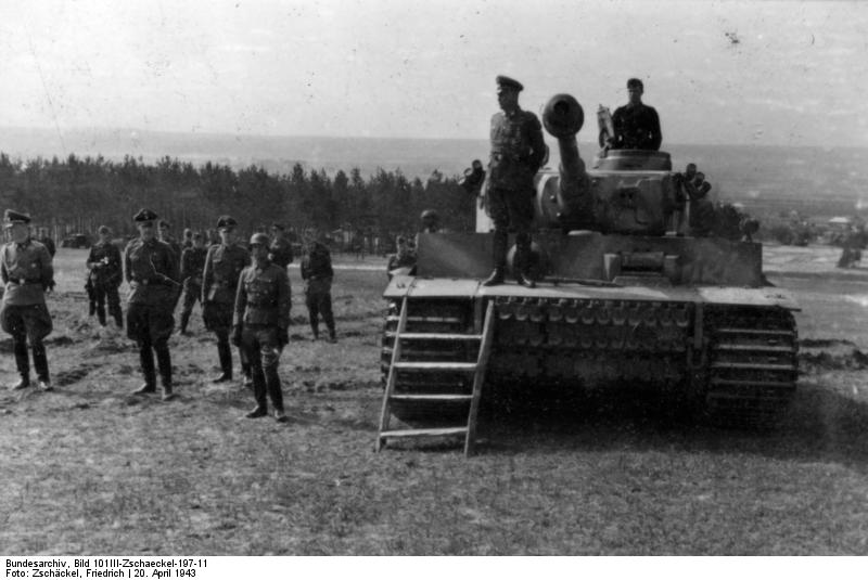Bundesarchiv_Bild_101III-Zschaeckel-197-11,_Russland,_Appell_der_SS-Division__Das_Reich_.jpg