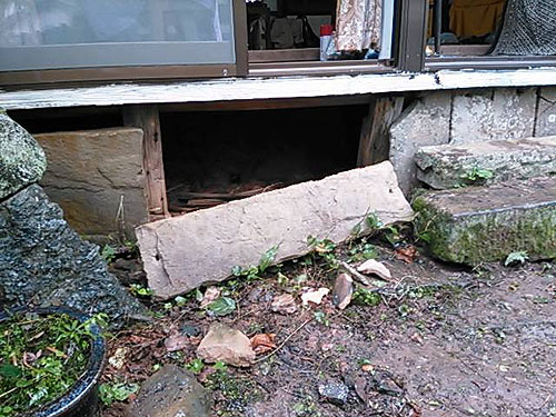 崩れ床下石.jpg