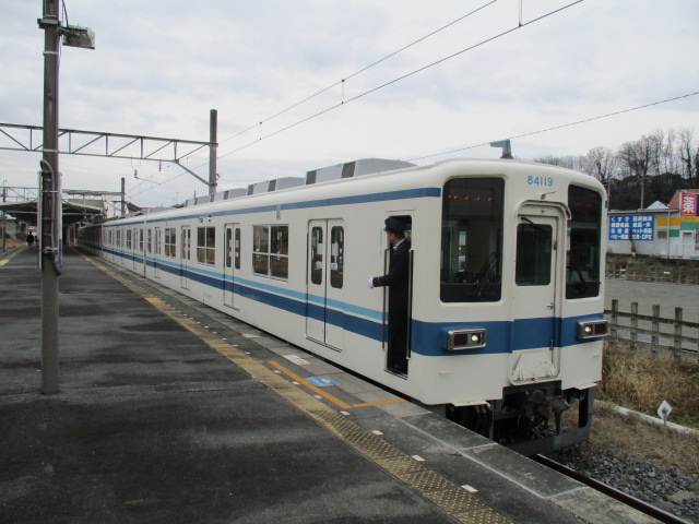 鉢形駅に停車中の列車