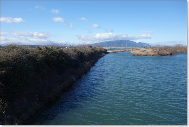 82長良川の土手・・・左は道路