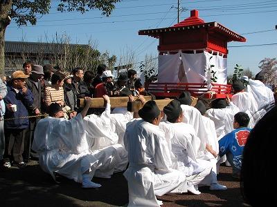担ぎ手の交代です.jpg
