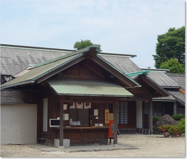 33御朱印やおみくじはこちらのようです