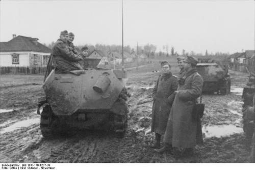 Bundesarchiv_Bild_101I-140-1207-39_Russland_Soldaten_auf_Schützenpanzer.jpg