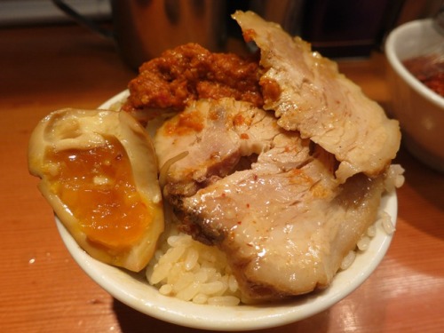 20121115_らーめん バリ男 吉祥寺店セルフ豚ご飯web.JPG