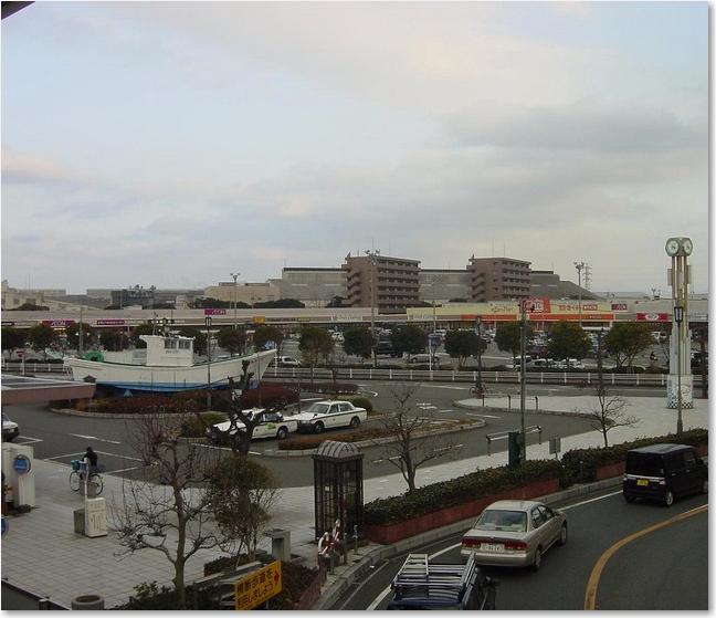 56見下ろす駅前