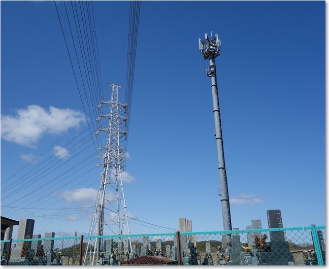 83墓地の向こうには鉄塔