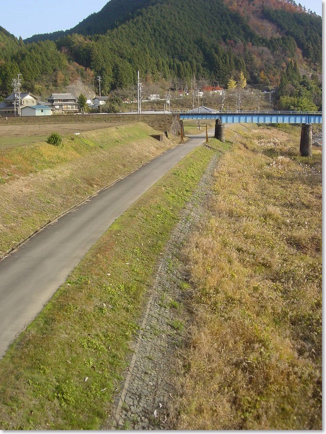 11河川敷の道