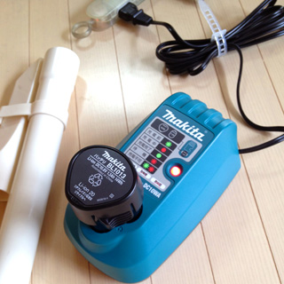 130702 掃除機（マキタの充電式クリーナー）届く - 初めての充電♪