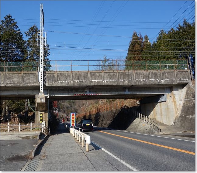 56架道橋をくぐる