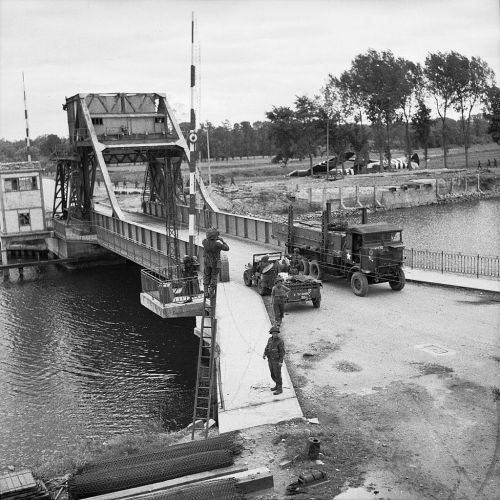 Pegasus_Bridge,_June_1944_B5288.jpg