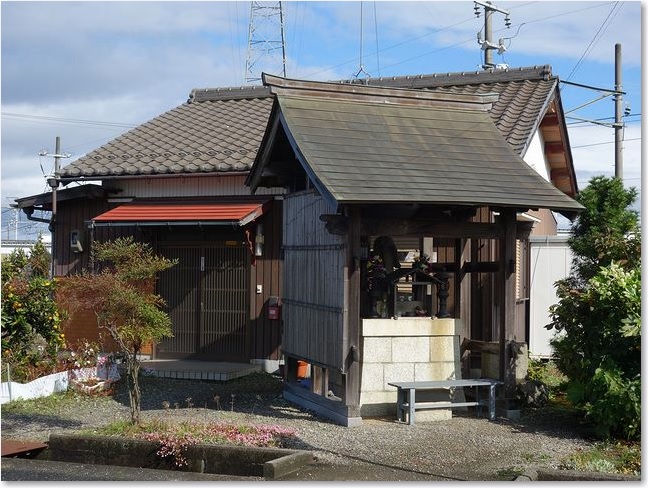 06民家と祠