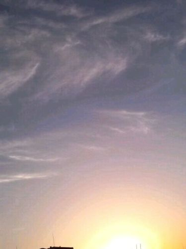 丸い夕日と筋雲2018