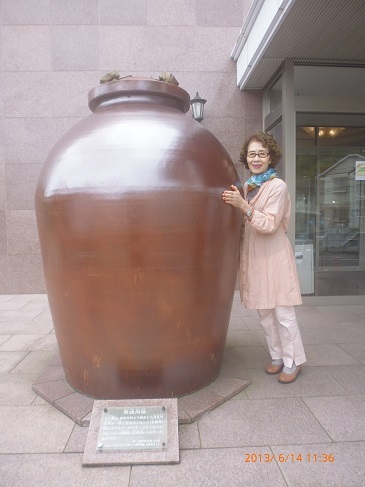 150614別府香りの博物館玄関展示の香料熟成用大甕.jpg