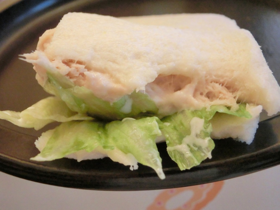 マルジュー　野菜いっぱいツナタマゴサンド　ツナ断面.jpg