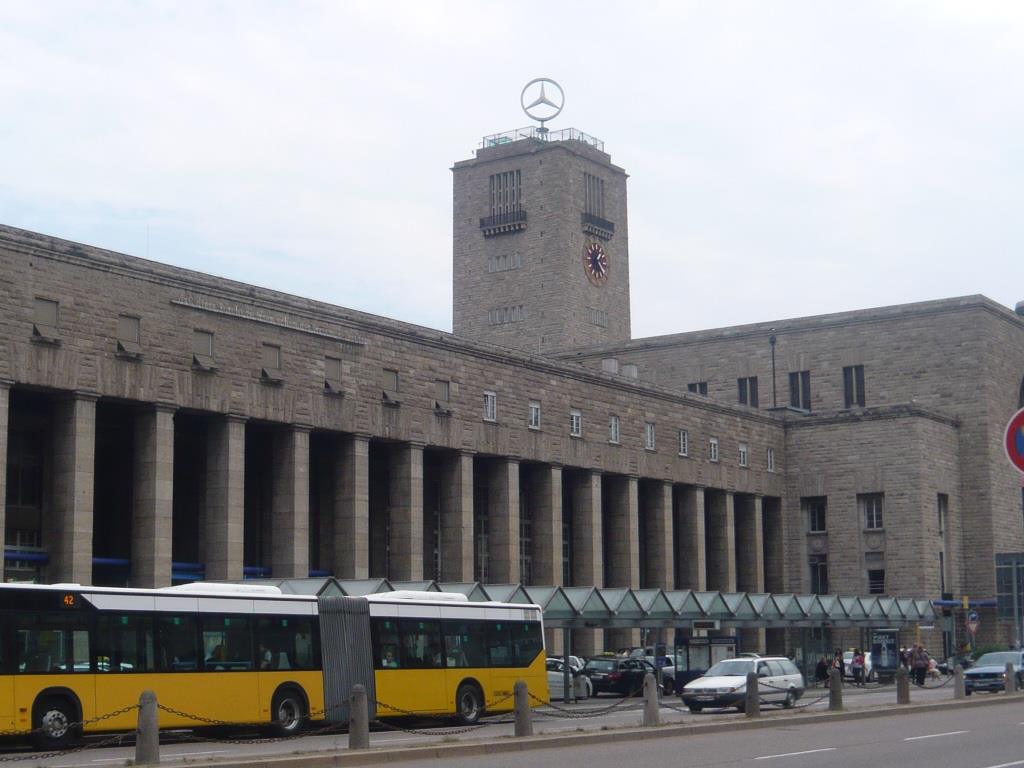 駅のてっぺんでメルセデスマークがゆっくりまわっている。