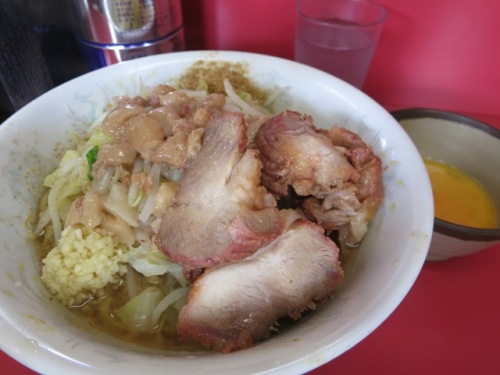 20120603_ラーメン二郎環七一之江店汁なしラーメンブタ入り、生たまご、魚粉web.JPG