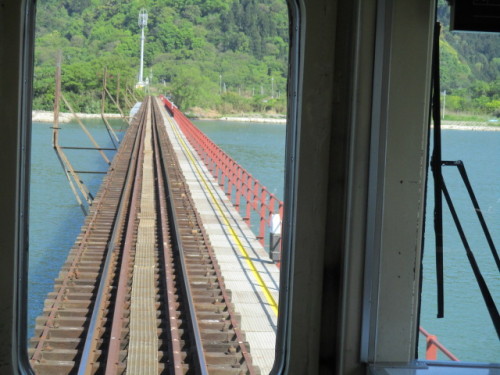 由良川橋梁を渡る