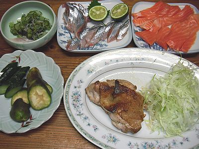 チキンソテー、秋刀魚の刺身.JPG