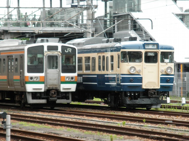 211系3000番台 宇都宮線・115系 訓練車1.jpg