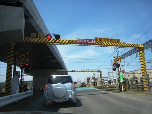 2010.5.4 花咲通踏切.JPG