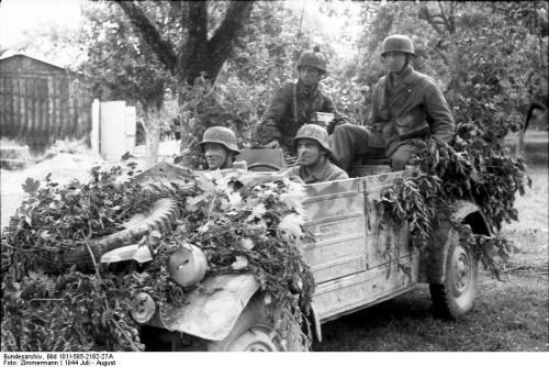 Bundesarchiv_Bild_101I-585-2182-27A,_Frankreich,_Fallschirmjäger_mit_VW-Kübel.jpg