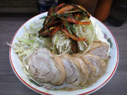 20140511_ラーメン二郎小ぶた、粉チーズ、ネギ、ニラキムチweb.JPG