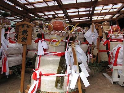 大きなお餅がたくさん奉納されています.jpg