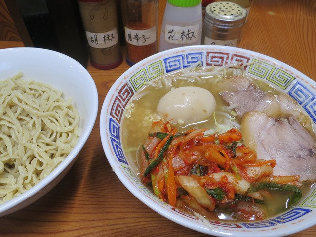 20150808_ラーメン二郎亀戸店つけ麺の麺少なめ、味玉、タマネギキムチ.JPG