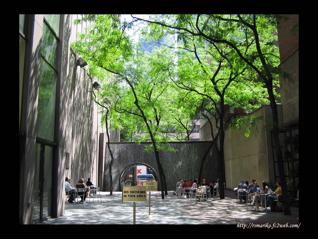 024_The cool breeze was blowing refreshingly over the promenade.