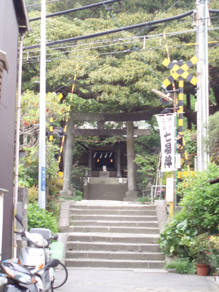 P4280062_the_approach_to_Gongoro_shrine.jpg