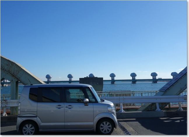 78独特のデザインの河口堰