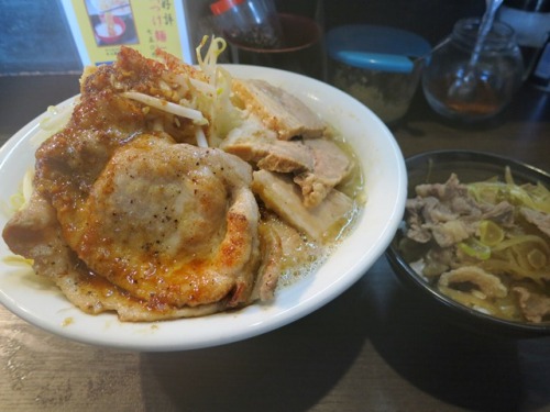 20130224_四麺燈の肉ドカ「本当はトンカツにしたかった国産豚ロースのトンテキと牛丼」web.JPG