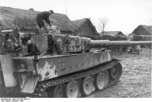 Bundesarchiv_Bild_101I-457-0056-12_Russland-Mitte_Panzer_VI_Tiger_I_in_Ortschaft.jpg
