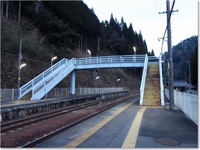 79あの跨線橋を