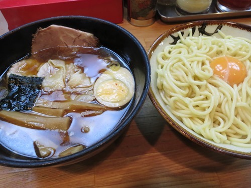 20140428_麺屋ごとう_あつワンタン（中盛）、麺の上の卵黄載せweb.JPG