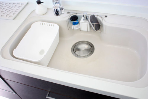 シンプルモダン-キッチン　我が家のキッチン　暮らしの雑貨　WAGAYA（わがや）　シンクをスッキリ見せる真っ白なウオッシュタブ　（洗い桶）　LIBERALISTA-WASHTUB　.jpg
