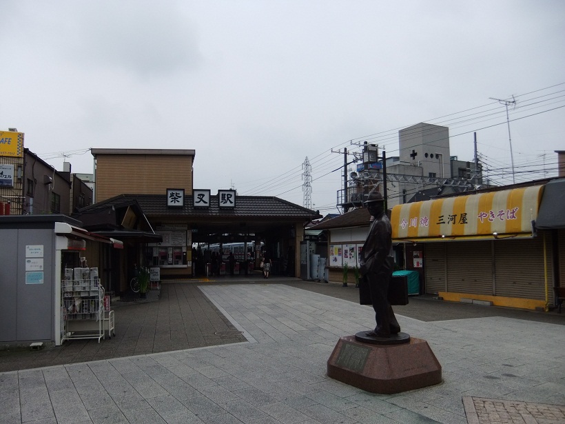 柴又駅とトラさん像20120705.JPG