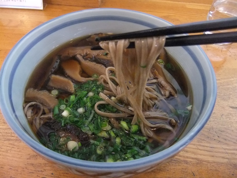 ヤマザキＹショップ伊豆長岡駅店そばコーナーの椎茸そば20131223.JPG