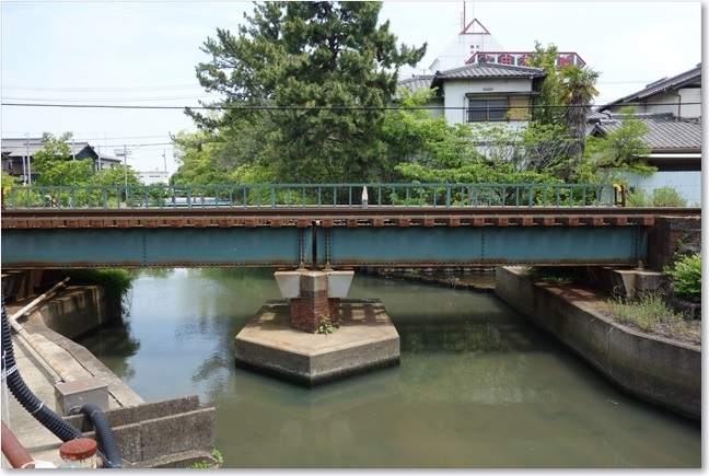 66端が切れてますが中鉄橋です