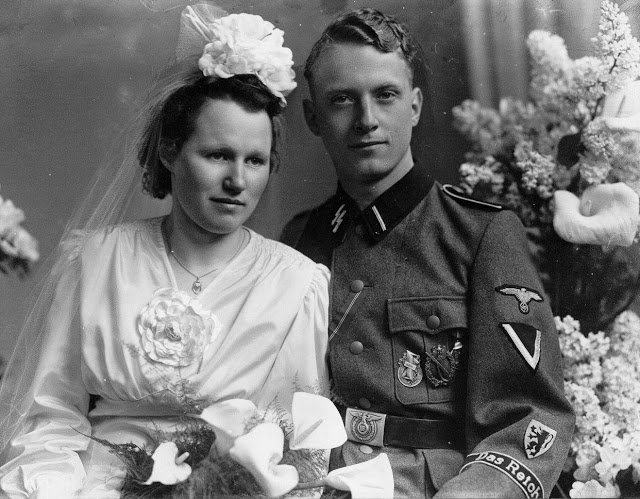 Das Reich Member with Tollenaere Commemorative Badge.jpg