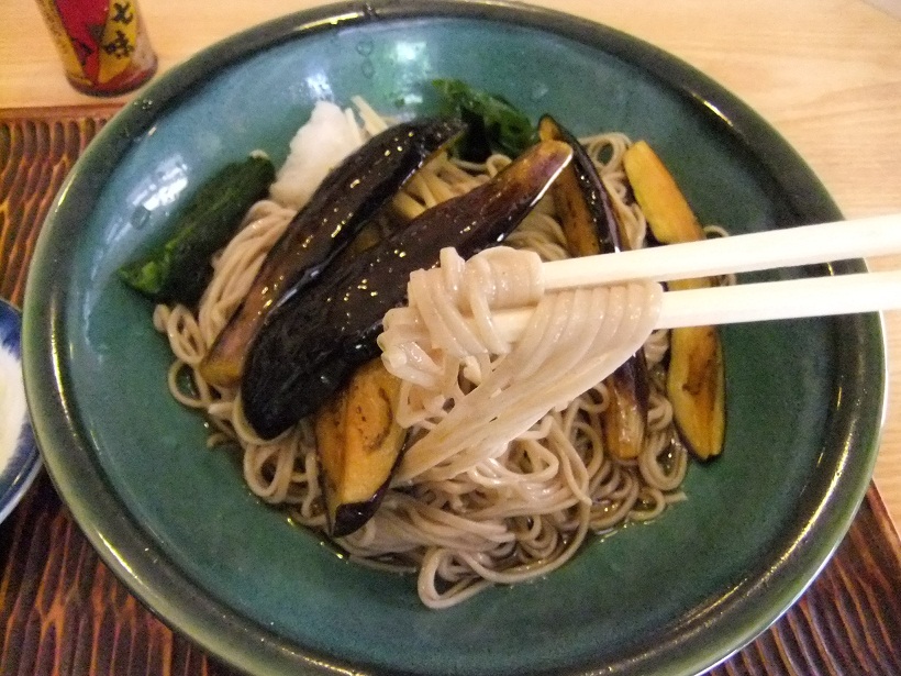 赤門そば＠本郷の冷し揚げ茄子蕎麦２20120508.JPG