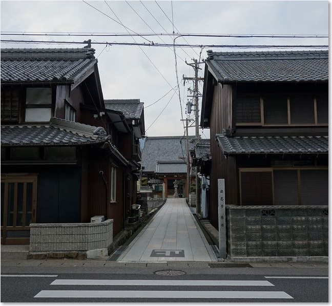 74路地の奥はお寺