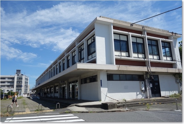 07ふり向いて四日市駅舎