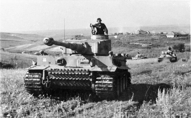 Bundesarchiv_Bild_101III-Zschaeckel-207-12,_Schlacht_um_Kursk,_Panzer_VI_(Tiger_I).jpg